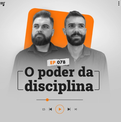 Capa do podcast Papo de Vendedor, nas cores branca, nas bordas, e laranja ao centro. No centro, Leandro Munhoz, à esquerda, branco, loiro, de barba, com expressão séria e olhando para o horizonte e Daniel Mestre, à direita, branco, moreno, de barba e sorrindo. Os dois com camisas pretas. Abaixo, o título do episódio, O Poder da Disciplina, na cor preta.