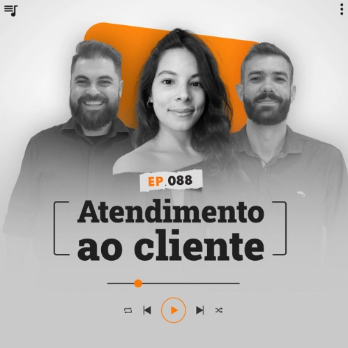 Capa do podcast Papo de Vendedor, nas cores branca, nas bordas, e laranja ao centro. No centro, Leandro Munhoz, à esquerda, branco, loiro, de barba, com expressão sorridente e Daniel Mestre, à direita, branco, moreno, de barba e sorrindo. Os dois com camisas pretas. Entre os apresentadore, a convidada, Antonella Braillard, branca, cabelo liso e preto na altura do ombro, com uma blusa preta caida no ombro. O título do episódio, abaixo e centralizado, Atendimento ao Cliente, na cor preta.