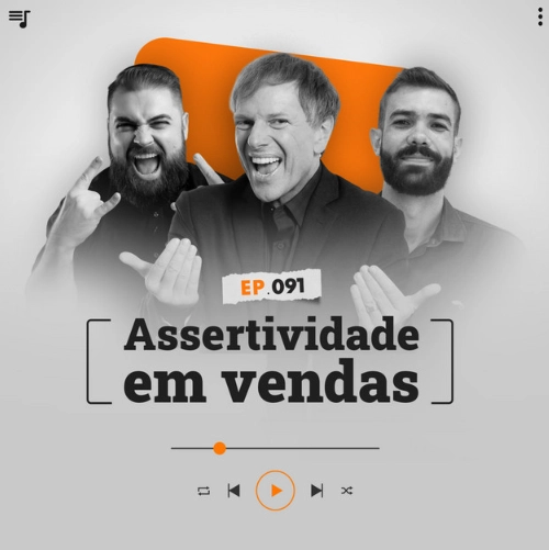 Capa do podcast Papo de Vendedor, nas cores branca, nas bordas, e laranja ao centro. No centro, Leandro Munhoz, à esquerda, branco, loiro, de barba, com expressão sorridente e fazendo um gesto de rock and roll com as mãos. Daniel Mestre, à direita, branco, moreno, de barba e sério. Os dois com camisas pretas. Entre os dois, o convidado, Ciro Bottini, branco, cabelos loiros, camisa azul, sorrindo e fazendo um gesto com as mãos chamando as pessoas "vem". Abaixo do Bottini, o título centralizado na cor preta, Assertividade e Comunicação em vendas.