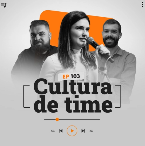 Capa do podcast Papo de Vendedor, nas cores branca, nas bordas, e laranja ao centro. No centro, Leandro Munhoz, à esquerda, branco, loiro, cabelos curtos, de barba, com expressão sorridente e Daniel Mestre, à direita, branco, moreno, cabelos curtos, de barba e sorrindo. Os dois com camisas pretas. Entre os dois, a foto da convidada, Paula Schaefer, Gerente de vendas de aquisição na RD Station, morena, cabelos pretos no ombro, com o corpo virado para a à esquerda, segurando um microfone e usando uma cacharrel branca. Abaixo e centralizado, o título, na cor preta, Cultura em um time de vendas.
