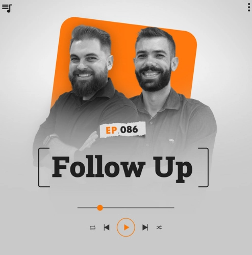 Capa do podcast Papo de Vendedor, nas cores branca, nas bordas, e laranja ao centro. No centro, Leandro Munhoz, à esquerda, branco, loiro, de barba, com expressão sorridente e Daniel Mestre, à direita, branco, moreno, de barba e sorrindo. Os dois com camisas pretas. Abaixo e centralizado, o título do episódio "Follow up", na cor preta.