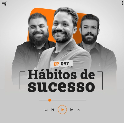 Capa do podcast Papo de Vendedor, nas cores branca, nas bordas, e laranja ao centro. No centro, Leandro Munhoz, à esquerda, branco, loiro, de barba, cabelos curtos, com expressão sorridente e Daniel Mestre, à direita, branco, moreno, de barba, cabelos brancos e sorrindo. Os dois com camisas sociais pretas. Entre os dois, o convidado, Wellington de Oliveira, coach e fundador da Consultoria Areteah, moreno, de barba, cabelos curtos e terno cinza. Sorrindo com o corpo virado para o lado direito. Abaixo, o título do episódio, Hábitos de Sucesso, na cor preta.