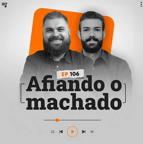Capa do podcast Papo de Vendedor, nas cores branca, nas bordas, e laranja ao centro. No centro, Leandro Munhoz, à esquerda, branco, loiro, cabelos curtos, de barba, com expressão sorridente e e braços cruzados. Daniel Mestre, à direita, branco, moreno, cabelos curtos, de barba e sorrindo. Os dois com camisas pretas. Abaixo e centralizado, o título do episódio, Afiando o Machado, reflexão sobre final de ciclos, na cor preta.