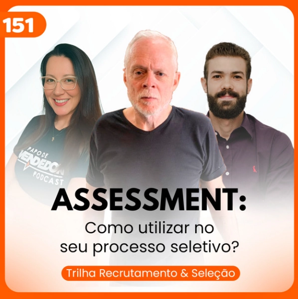 Capa do podcast Papo de Vendedor, na cor laranja e branca, e título na cor preta, Assessment, como utilizar no processo seletivo. Ao centro, a foto do convidado, Reed Nelson, e dos hosts, Luciane Soares e Daniel Mestre.
