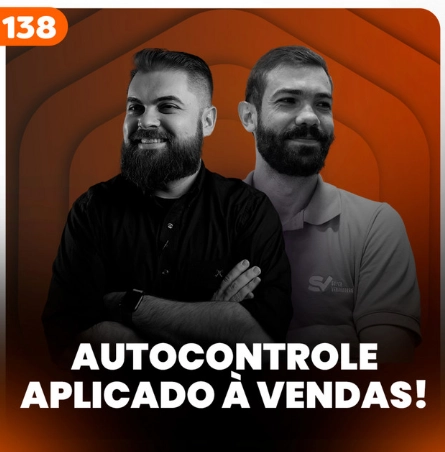 Capa do podcast Papo de vendedor, na cor laranja esucro e título, na cor branca, "Autocontrole em Vendas". No centro, a foto dos hosts, Leandro Munhoz e Daniel Mestre.