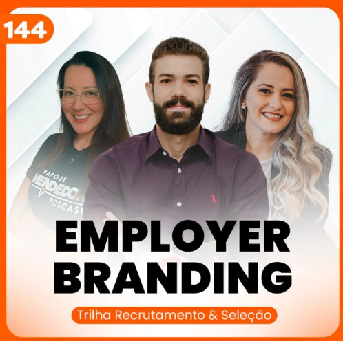 Capa do podcast Papo de Vendedor na cor branca e borda laranja. No centro, a foto da convidada, Raquel Roque, consultora RH, e os hosts, Daniel Mestre e Luciane Soares. Abaixo, na cor preta, o título "Employer Branding", atração e retenção de talentos.