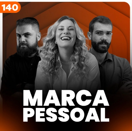 Capa do podcast Papo de vendedor, na cor laranja escuro e título, na cor branca, "O poder da marca pessoal". Ao centro, a foto da convidada, Natália Mestre, e dos hosts, Daniel Mestre e Leandro Munhoz.