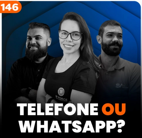 Capa do podcast papo de vendedor, na cor azul escuro. A foto da convidada, Cinthia Aline, Consultora de Sucesso e Diretora Comercial na IP Force, e dos hosts, Leandro Munhoz e Daniel Mestre. Abaixo, na cor branca e laranja, o título do episódio Telefone ou WhatsApp, o que vende mais?
