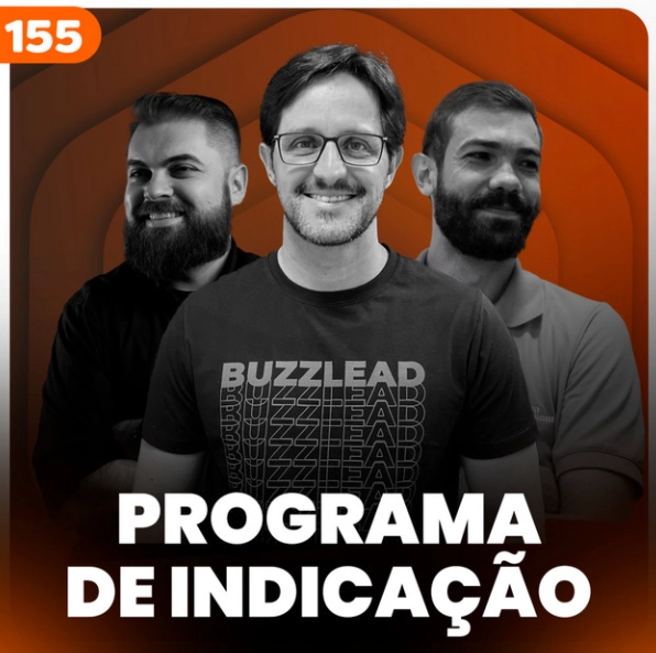 Capa do podcast Papo de Vendedor, na cor laranja escuro, com o título na cor branca, Programa de Indicação. Ao centro, a foto do convidado, Leandro Martins, CEO da BuzzLead, e a foto dos hosts, dos lados, Leandro Munhoz e Daniel Mestre.