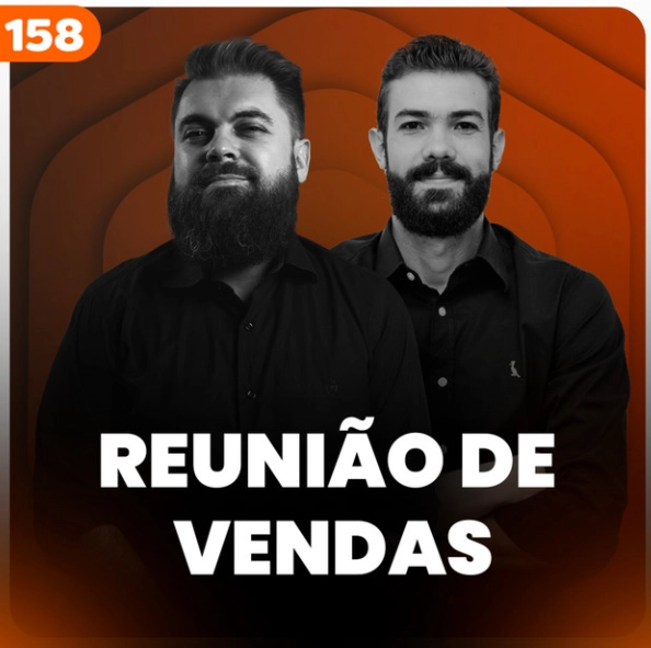 Capa do podcast Papo de Vendedor, na cor laranja escuro, e título, na cor branca, Reunião de Vendas. Ao centro, a fotos dos hosts, Leandro Munhoz e Daniel Mestre.