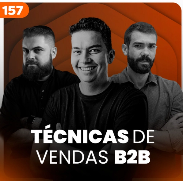 Capa do podcast Papo de Vendedor, na cor laranja escuro e título na cor branca. Técnicas de Venda de Serviços B2B. Ao centro, a foto convidado, Renan Caixeiro, ao lado dos hosts, Leandro Munhoz e Daniel Mestre.