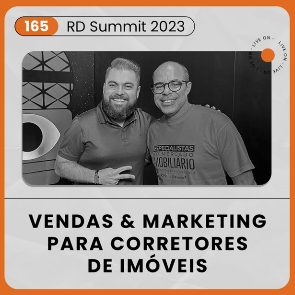Capa do podcast Papo de Vendedor, na cor laranja e branca, com o título na cor preta, Vendas e Marketing para Corretores de imóveis. Ao centro, a foto do convidado, Marcus Gomes e do host Leandro munhoz.