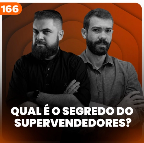 Capa do podcast Papo de Vendedor, na cor laranja e escura, com o título, na cor branca, abaixo, "Qual é o Segredo dos Super Vendedores?" Ao centro, a foto dos hosts Daniel Mestre e Leandro Munhoz.