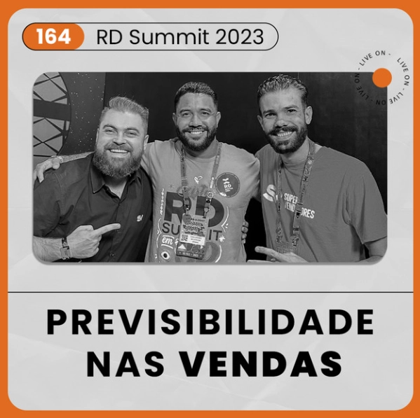 Capa do podcast Papo de Vendedor, na cor laranja e branca, com logo especial do evento RD Summit 23, e título preto baixo, Previsibilidade nas vendas. Ao centro, a foto do convidado, Caio Vidal, e dos hosts, Leandro Munhoz e Daniel Mestre.