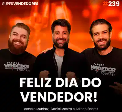 Capa do podcast Papo de Vendedor com a foto do convidado, Alfredo Soares, ao centro. Ao fundo, taças de champanhe na cor laranja. Ao lado do convidado, os hosts, Leandro Munhoz e Daniel Mestre. Abaixo, o título, na cor branca, Feliz Dia do Vendedor, sobre as lições de Alfredo Soares.