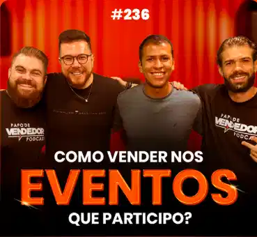 Capa do podcast Papo de Vendedor com a foto dos convidados, Bruno Santos e Ronaldo Vargas ao centro e uma cortina laranja ao fundo. Ao lado dos convidados, os hosts, Daniel Mestre e Leandro Munhoz. Abaixo, o título, nas cores branca e laranja, Como Vender nos Eventos que participo. Sobre como vender em eventos.