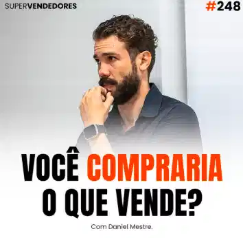 Capa do podcast Papo de Vendedor com uma cor branca e a foto do host, Daniel Mestre, com expressão pensativa e a mão no queixo. Abaico, o título, na cor preta e laranja, Você compraria o que vende? Sobre acreditar no produto e vender mais.