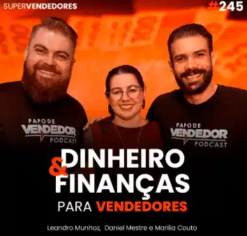 Capa do podcast Papo de Vendedor na cor laranja e notas de dinheiro ao fundo. No centro, a foto da convidada, Marília Couto, morena, cabelos lisos amarrados e óculos, usando uma camisa social marrom. Ao lado, a foto dos hosts, Leandro Munhoz e Daniel Mestre. Abaixo, o título na cor branca, Dinheiro e Finanças para vendedores. Sobre educação financeira para vendedores.