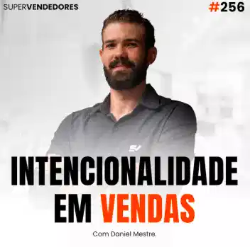 Capa do podcast Papo de Vendedor na cor branca e a foto do host, Daniel Mestre, ao centro, branco, de barba, sorrindo e camisa social preta. Abaixo, o título, na cor preta e laranja, Intencionalidade em vendas, como sair do piloto automatico e vender mais.
