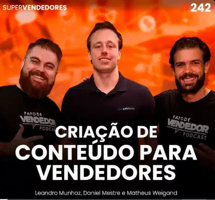 Capa do podcast Papo de Vendedor com a foto do convidado, Matheus Weigand ao centro. De cada lado, os hosts, Leandro Munhoz e Daniel Mestre. Abaixo, o título, na cor branca, Criação de Conteúdo para Vendedores, sobre a nova prospecção B2B e o fim do outbound.