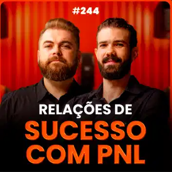 Capa do podcast Papo de Vendedor com uma cortina laranja ao fundo e um microfone centralizado. Lado a lado, os hosts, Leandro Munhoz e Daniel Mestre. Abaixo o título, na cor branca e laranja, Relações de Sucesso com PNL.