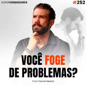 Capa do podcast Papo de Vendedor na cor branca, com a foto do host, Daniel Mestre, pensativo, com a mão no queixo. Branco de barba e camisa social preta. Ao fundo, uma imagem de um homem com a mão nos olhos preocupado. Abaixo, o título, você foge dos problemas? Sobre o valor do vendedor que soluciona os grandes problemas de clientes.