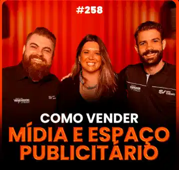 Capa do podcast Papo de Vendedor na cor laranja e uma cortina ao fundo. No centro, a foto da convidada, Marcela Marchi, ao lado dos hosts, Daniel Mestre e Leandro Munhoz. Abaixo, o título, Como vender mídia e espaço publicitário, sobre vendas em midia.