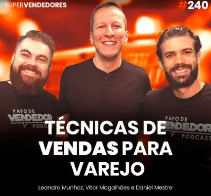 Capa do podcast Papo de Vendedor com a foto do convidado, Vitor Magalhães, ao centro. Ao lado, os hosts, Leandro Munhoz e Daniel Mestre. Abaixo, o título, na cor branca, Técnicas de vendas para varejo, sobre vendas no varejo e gestão de franquias.