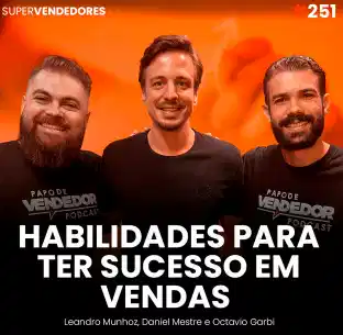 Capa do podcast Papo de Vendedor com a foto do convidado, Octavio Garbi, ao lado dos hosts, Leandro Munhoz e Daniel Mestre. Abaixo, o título, na cor branca, Habilidades para ter sucesso em vendas, sobre o vendedor do futuro e novas tendências.