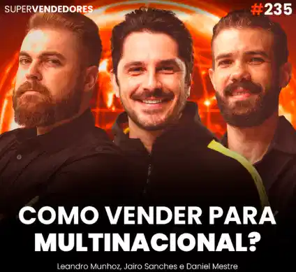 Capa do podcast Papo de Vendedor com a foto do convidado, Jairo Sanches, branco, de barba e sorrindo, com uma jaqueta preta. Ao fundo, um globo terrestre na cor laranja cintilante. Ao lado do Jairo, os hosts, Daniel Mestre e Leandro Munhoz. Abaixo, o título, na cor branca, Como vender para multinacional, sobre como vender para grandes empresas.