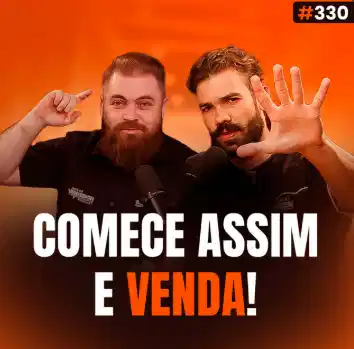 Capa do podcast Papo de Vendedor na cor laranja e a foto dos hosts, Daniel Mestre e Leandro Munhoz, ao centro. Abaixo, o título da capa, na cor branca e laranja, Comece Assim e Venda. Sobre abordagem de vendas.