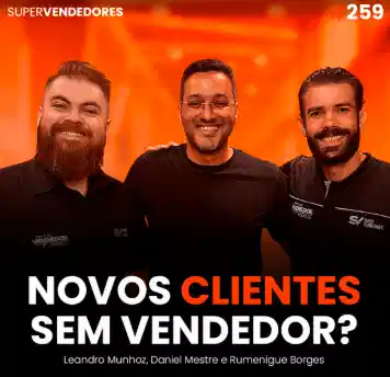 Capa do podcast Papo de Vendedor na cor laranja, com a foto do convidado ao centro, Rumenigue Borges, ao lado dos hosts, Daniel Mestre e Leandro Munhoz. Abaixo, o título, na cor branca e laranja, Novos Clientes Sem vendedor, sobre canais de vendas e indicação.