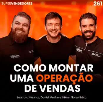 Capa do podcast Papo de Vendedor, na cor laranja, e a foto do convidado, Mikael Norembérg, ao centro. Ao lado do convidado, os hosts, Daniel Mestre e Leandro Munhoz. Abaixo, o título, Como Montar uma Operação de Vendas. Sobre a operacao de vendas de serviços de tecnologia.