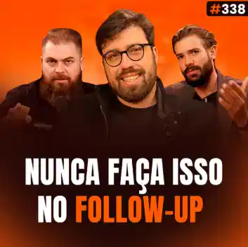 Capa do podcast Papo de Vendedor na cor laranja, com a foto do convidado, Guilherme Canassa, ao centro. Ao lado, os hosts, Daniel Mestre e Leandro Munhoz. Abaixo, o título, na cor branca e laranja, Nunca Faça Isso no Follow-up, sobre os erros de prospecção que fazem o lead te ignorar.