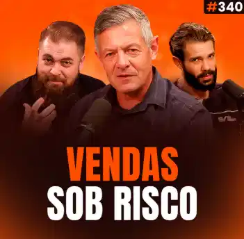 Capa do podcast Papo de Vendedor na cor laranja com a foto do convidado, Diógenes Lucca, ao centro. Ao lado, os hosts Daniel Mestre e Leandro Munhoz. Abaixo, o título, nas cores branca e laranja, Vendas Sob Risco, sobre Como Antecipar Riscos e Fechar Negócios: Lições de Negociação.