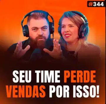 Capa do podcast Papo de Vendedor na cor laranja e a foto da convidada, Fabiola Coser, do lado direito. Ao lado esquerdo, a foto do host, Leandro Munhoz. Abaixo, o título, na cor branca e laranja, Seu Time Perde Vendas por isso, sobre Por que Times de Vendas Perdem Vendas Todos os Dias — Mesmo Trabalhando Muito”