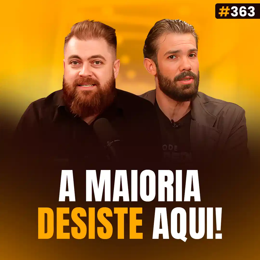 Capa do podcast Papo de Vendedor na cor amarela e a foto dos hosts, Daniel Mestre e Leandro Munhoz, ao centro. Abaixo, na cor amarela e branca, o título da capa, A Maioria Desiste Aqui, sobre 10 Motivos Que Fazem Vendedores FRACASSAREM no Primeiro Ano.