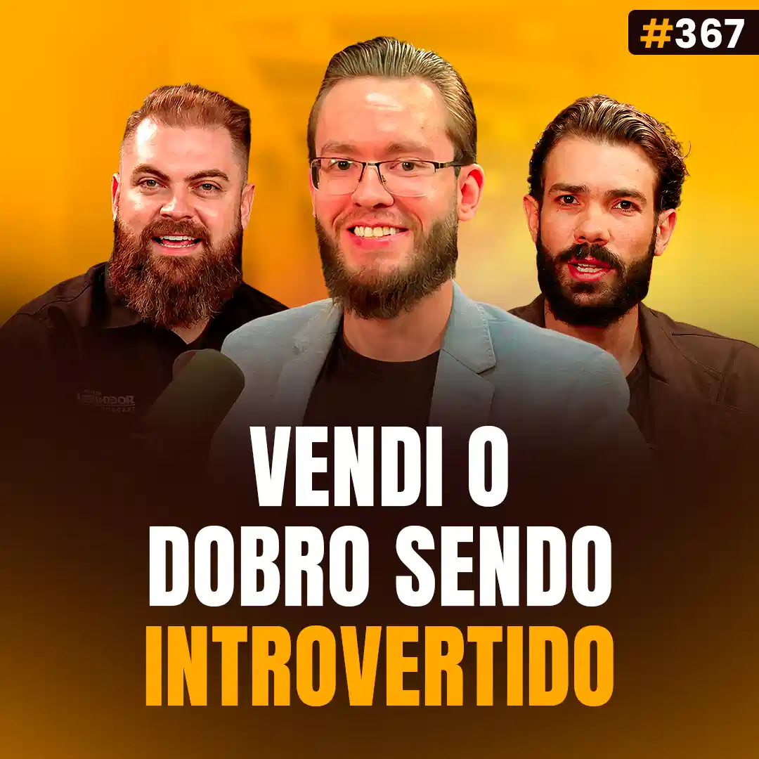 Capa do podcast Papo de Vendedor na cor amarela e a foto do convidado, Cássio Kreisig, branco de barba, óculos e blazer cinza, ao centro. Ao seu lado, os hosts Daniel Mestre e Leandro Munhoz. Abaixo, o título da capa, Vendi o Dobro Sendo Introvertido, sobre como um vendedor introvertido dobrou os resultados e cresceu na carreira comercial.