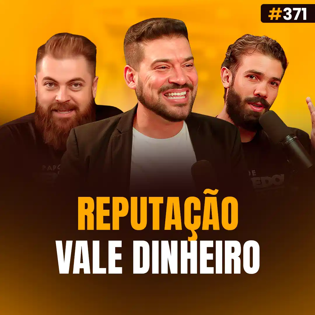 Capa do podcast Papo de Vendedor na cor amarela e a foto do convidado, Cristiano Santos, ao centro, moreno, sorrindo, cabelo curto e preto, com casaco preto e camisa branca. Ao seu lado, os hosts, Daniel Mestre e Leandro Munhoz. Abaixo, o título da capa, Reputação Vale Dinheiro sobre Marca Pessoal no LinkedIn: O Que Realmente Gera Autoridade e O Que o Algoritmo Favorece.