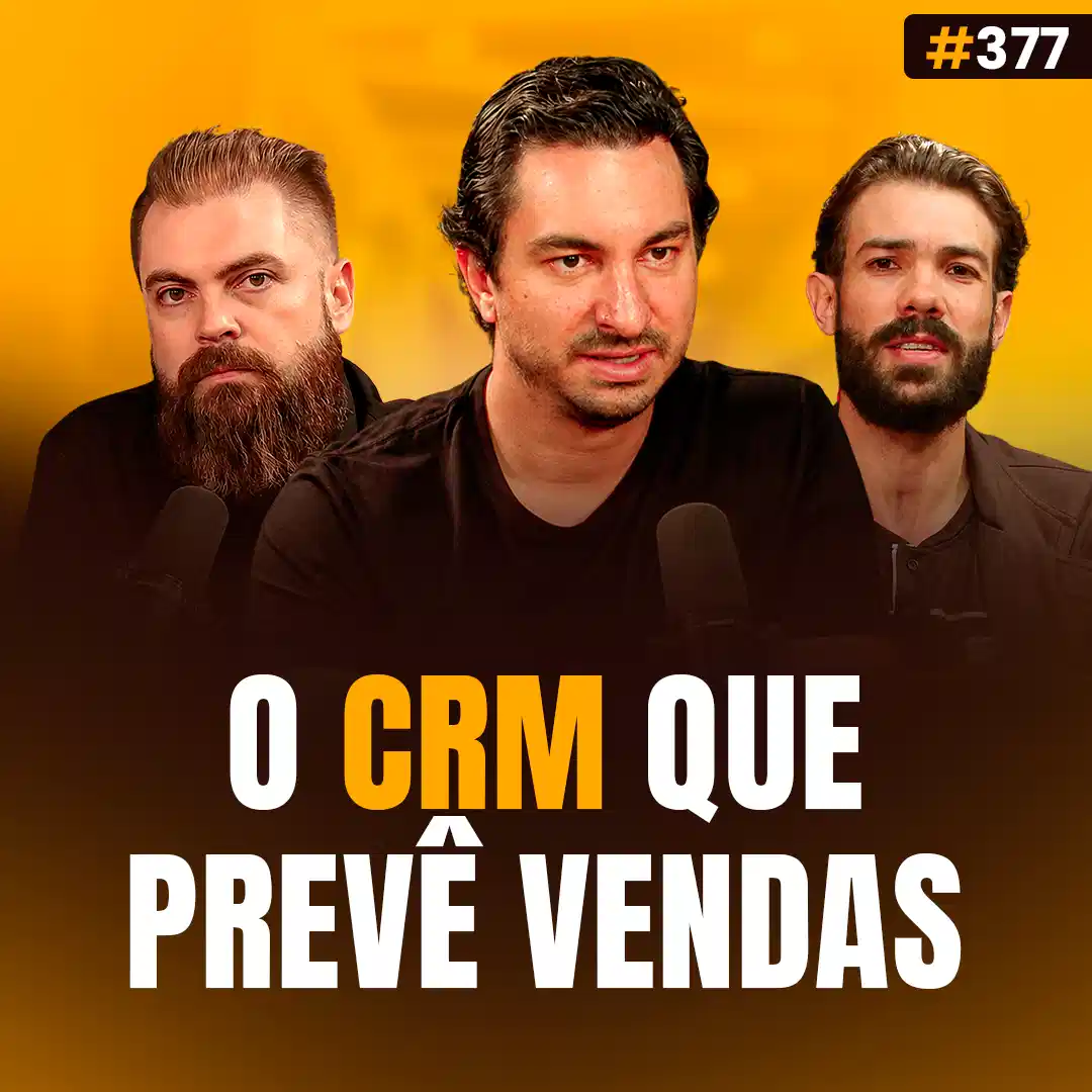 Capa do podcast Papo de Vendedor na cor amarela e a foto do convidado, Luís Lourenço, ao centro. Moreno, cabelo liso curto, bigode curto e camisa preta. Ao lado, os hosts, Daniel Mestre e Leandro Munhoz. Abaixo, o título da capa, O CRM que Prevê Vendas, sobre CRM com IA.