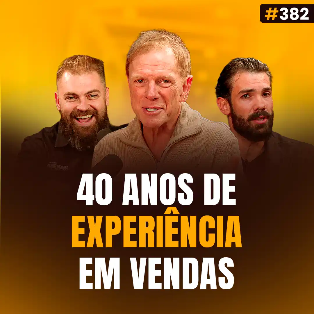 Capa do podcast Papo de Vendedor na cor amarela com a foto do convidado, Ciro Bottini, ao centro. Suéter bege de lã e cabelo loiro curto. Ao lado dele, os hosts, Daniel Mestre e Leandro Munhoz. Abaixo, o título da capa, 40 anos de experiência em vendas, episódio sobre Técnicas de Vendas com Bottini: Conquiste o Cliente em 10 Segundos.